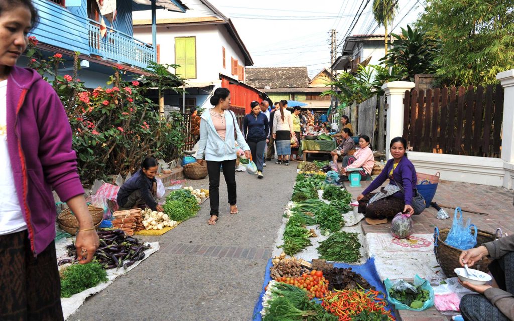 https://laostravel.com/images/2020/10/Morning-Market-in-luang-prabang.jpg