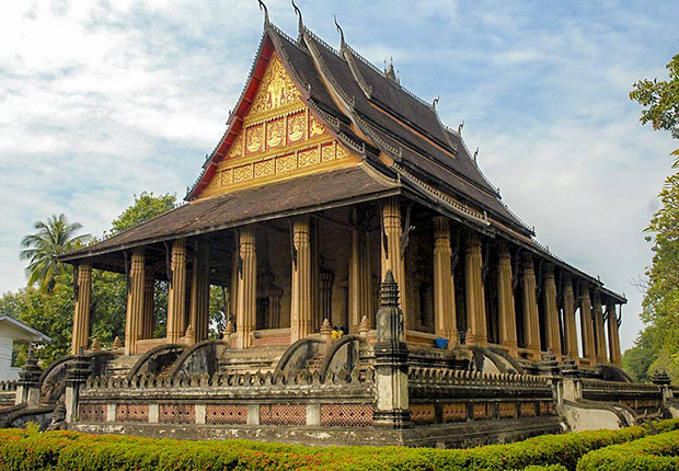 https://www.golaos.tours/wp-content/uploads/2017/05/Outside-Wat-Sisaket-temple.jpg